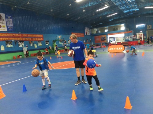 东莞南城少儿蓝球培训,让孩子边打篮球边学英