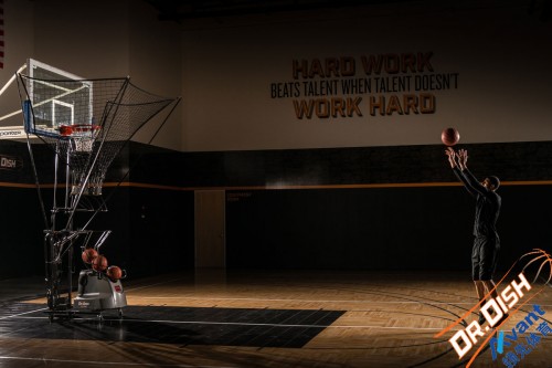 《【二号站娱乐手机版登录】篮球训练发球机在篮球场馆内可以轻松快速地重复训》